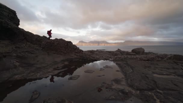 Caminante caminando sobre rocas cerca de la piscina de rocas — Vídeos de Stock