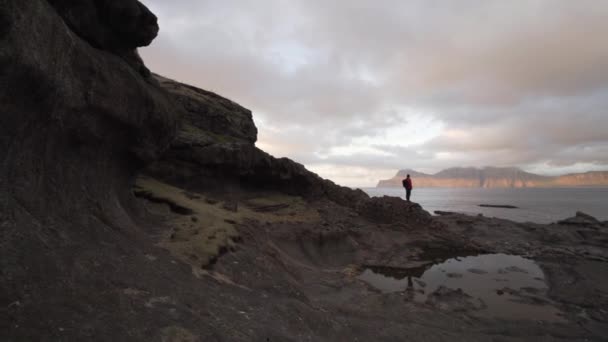 Randonneur regardant la vue depuis un paysage rocheux — Video