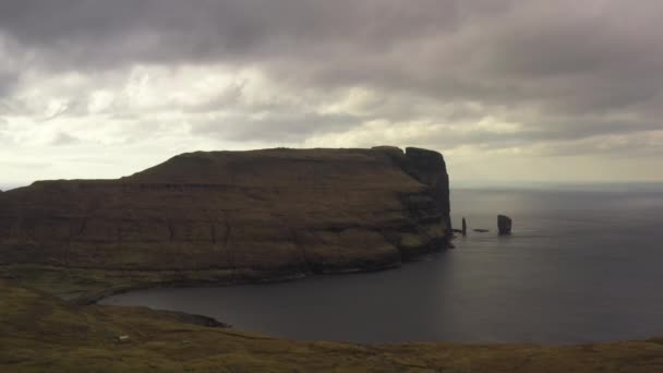 Drone Πτήση Δραματική Cliffs με στοίβες στη θάλασσα — Αρχείο Βίντεο