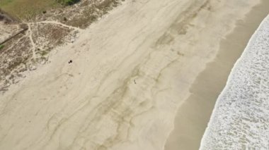 Beyaz Kumsal 'da Koşan Kadın Plajdan Beyaz Köpükle