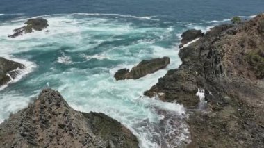 Zirvedeki Turistler Güçlü Dalgalarla Güzel Sulara Hayranlık duyarlar