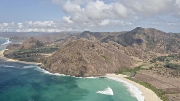 Panoramaantenn Skott av vita moln och glittrande vatten i Lombok Indonesien — Stockvideo