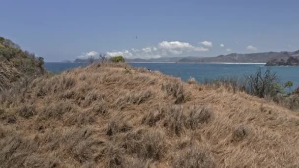 Vandrare på toppen av toppmötet med utsikt över Lombok Island Waters i Indonesien — Stockvideo