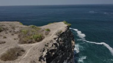 Lombok Adası 'ndaki Okyanus Suları ve Güneşli bir günde Uçurum Yolu' ndaki Kadın