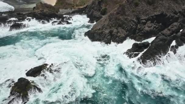Drone Shot of Strong Waves estrellándose contra Cliffside con formación de espuma blanca — Vídeos de Stock