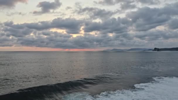 Majestätischer Horizont und orangefarbener Himmel bei Sonnenaufgang, Indonesien — Stockvideo