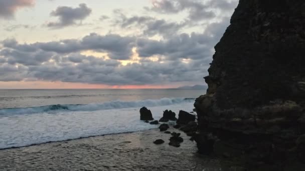 Cielos celestiales, hermosas olas en el vasto horizonte y acantilado del océano en Indonesia — Vídeo de stock