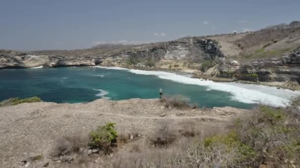 Scena aerea panoramica di scogliere montuose, orizzonte oceanico, spiaggia e cielo blu — Video Stock