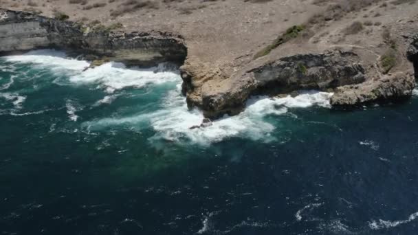 Paisagem aérea de paisagens marinhas de Lombok Island Waters e penhascos rochosos — Vídeo de Stock