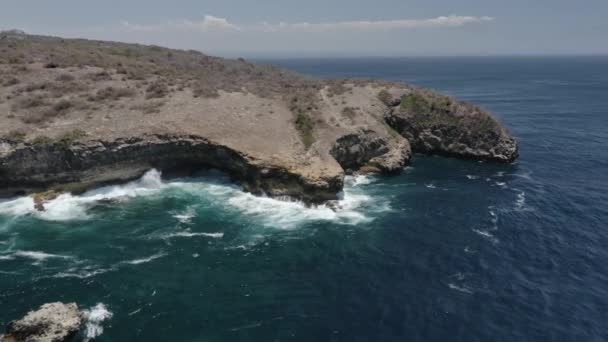 Letecký snímek obíhající kolem oceánských vod ostrova Lombok, Indonésie — Stock video