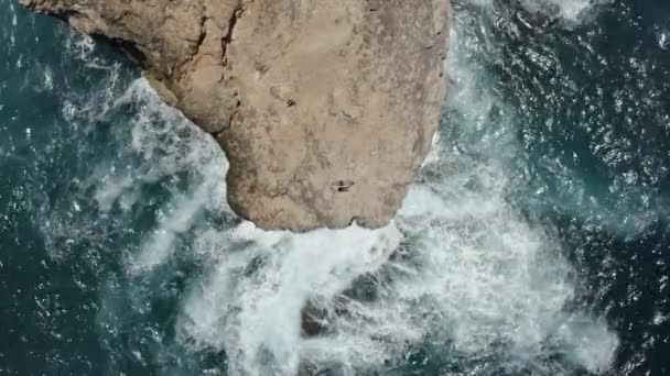 Туристи падають на вершину скелі, оточеної прісними океанськими водами — стокове відео