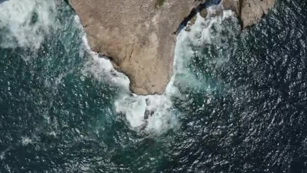 Aguas espumosas del océano en Lombok, Indonesia y Rocky Cliff — Vídeo de stock