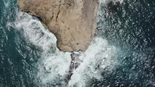 Touristenpaar auf Klippe, Ozeanwasser funkelt gegen die Sonne — Stockvideo