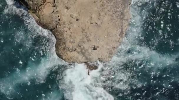 夏天在伦博克岛，海浪冲刷悬崖，游客们躺在那里 — 图库视频影像