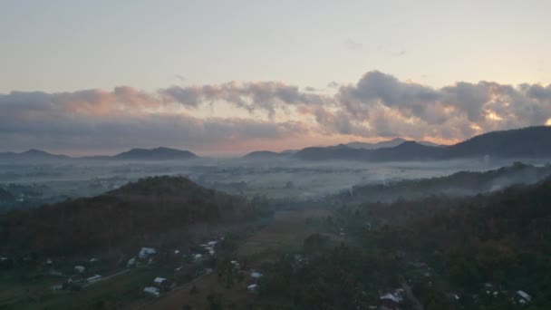 Pola mgły i sylwetki górskie z majestatycznym niebem w tle — Wideo stockowe