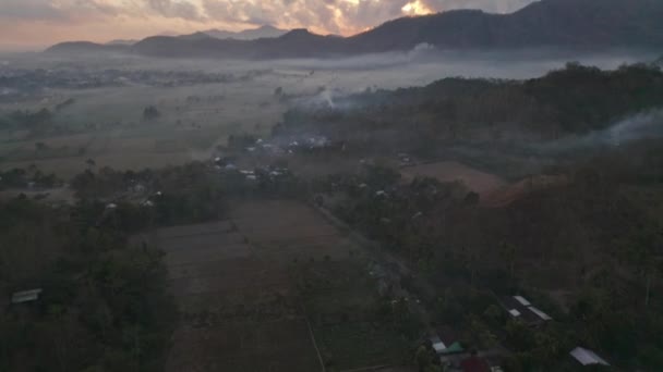 Orange Sky, Foggy Fields and Mountain Silhouettes Aerial View — Stock Video