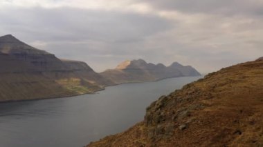 Dramatik Dağ Manzarası Üzerinde İHA Uçuşu