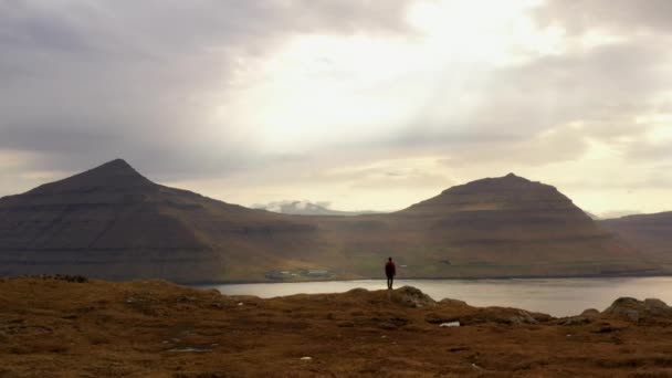 Drone sur randonneur debout pour regarder le paysage dramatique — Video