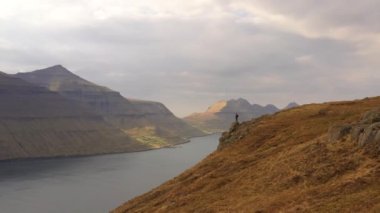 Dağlık araziye bakan yürüyüşçünün Drone görüntüsü