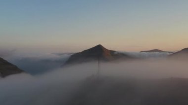 Güneşin doğuşuyla birlikte Sisli Dağların üzerinden İHA uçuşu