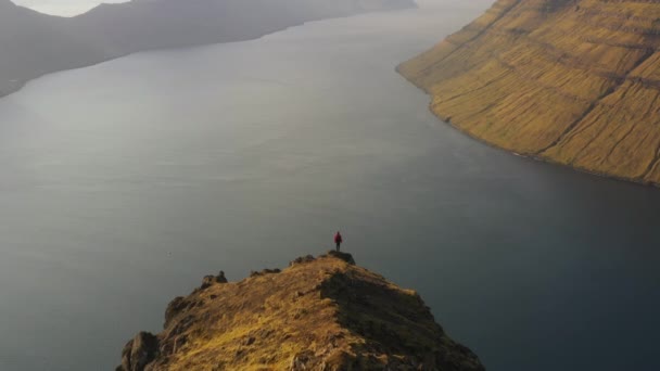 Drone of Man Staande Over Zee En Dramatische Berg Landschap — Stockvideo