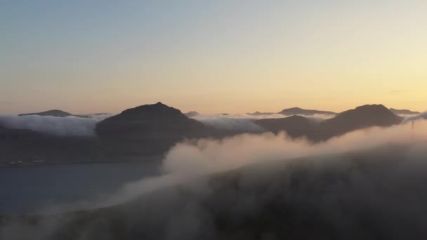 Drone o wschodzie słońca nad Mglistymi Górami — Wideo stockowe