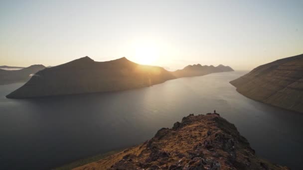 Vandrare på berget i dramatiskt landskap i gryningen — Stockvideo