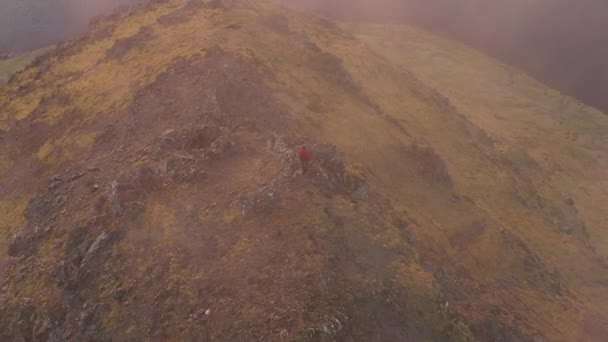 Dron nad člověkem na Misty Mountainside — Stock video