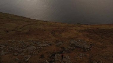 Klakkur 'un Gri Suları Üzerinde İHA Uçuşu