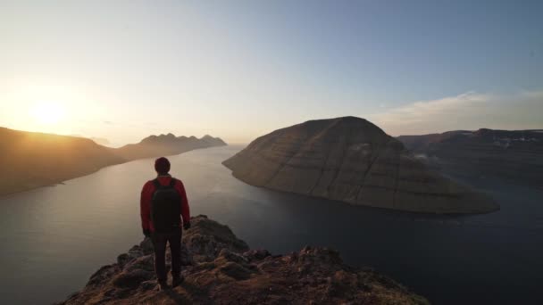 Vandrare tittar på solen stiga över bergen och kustlinjen — Stockvideo
