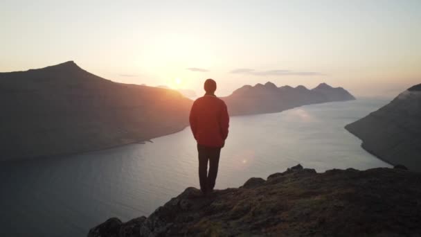 Escursionista in montagna a guardare il sole sorgere sopra Klakkur — Video Stock
