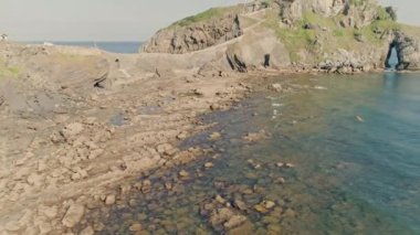 Sonsuz Deniz Ufku ve Gaztelugatxeko Doniene ile Arkadaki Mavi Gökyüzü