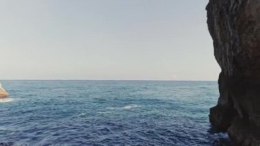 Güneşli bir günde İspanya 'nın Gaztelugatxe kentindeki Mavi Okyanus Suyu