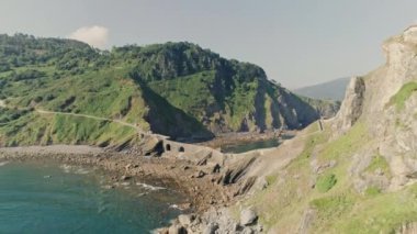 Dağlar ve vadilerle çevrili Gaztelugatxe boyunca insan yapımı köprü