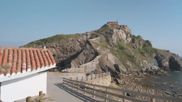 Gaztelugatxe Islet in Spagna con uno sguardo dell'Oceano Orizzonte — Video Stock