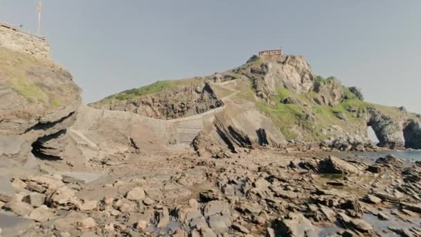 GOT Paisaje en el Islote Gaztelugatxe en España y maravilloso cielo azul — Vídeos de Stock