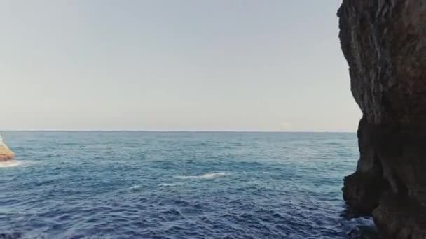 Blue Ocean Water à Gaztelugatxe, Espagne avec arche en pierre par une journée ensoleillée — Video