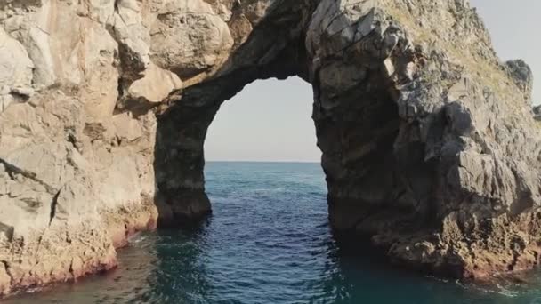 Arco de piedra en Gaztelugatxe con Deep Blue Ocean Horizon y Blue Sky — Vídeos de Stock