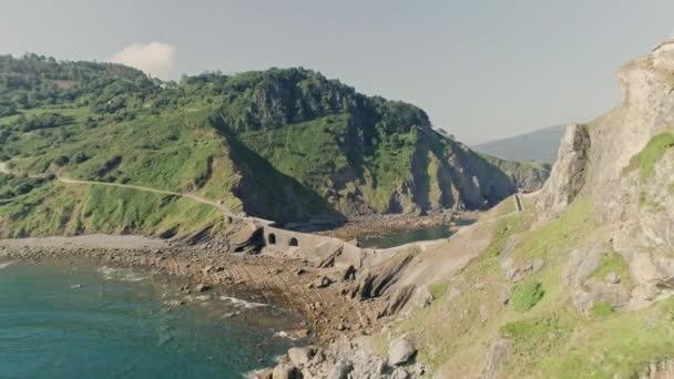 Puente artificial a lo largo de Gaztelugatxe Rodeado de montañas y valles — Vídeos de Stock