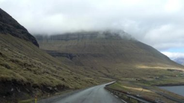Faroe Adaları 'ndaki Dağ' a doğru Boş Yol