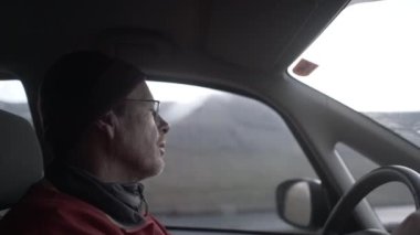 Faroe Adaları 'nda Araba Kullanan Olgun Adam