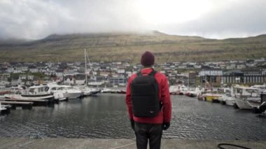 Limanda Tekne İzleyen Adam