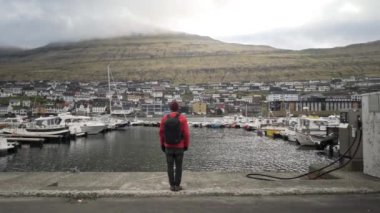 Uzak Kasabanın Limanında Duran Adam