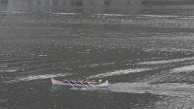 Faroe Gölü 'nde Kürek Çeken İnsanlar