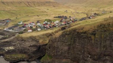 Sorvagsvatn ya da Leitisvatn Gölü yakınlarındaki köyde İHA.