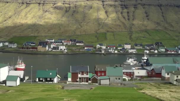 Passando cidade e aldeia em Faroe Island Lake — Vídeo de Stock
