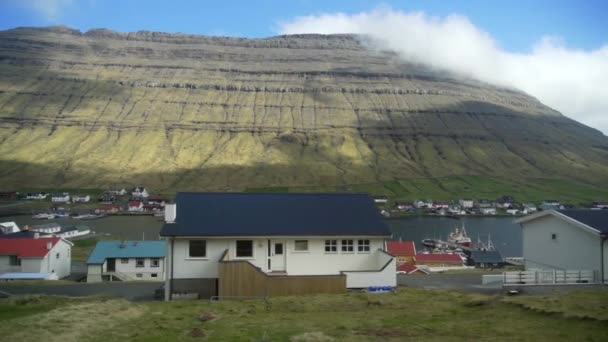 Aldeia e montanhas nas Ilhas Faroé — Vídeo de Stock