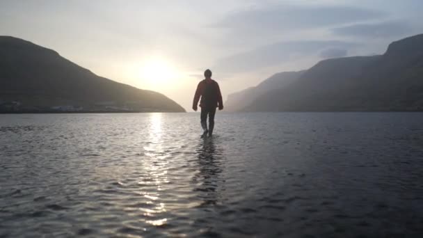 Drone De L'homme Marchant Au Lever Du Soleil Dans Le Lac Peu Profond — Video