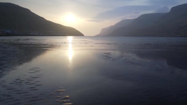 Drone au lever du soleil sur le lac — Video
