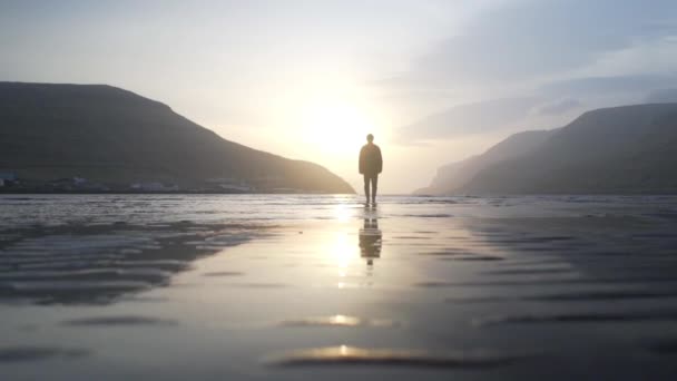 Güneşin doğuşunda Sığ Göl 'de Duran İnsan İnsansız Hava Aracı — Stok video